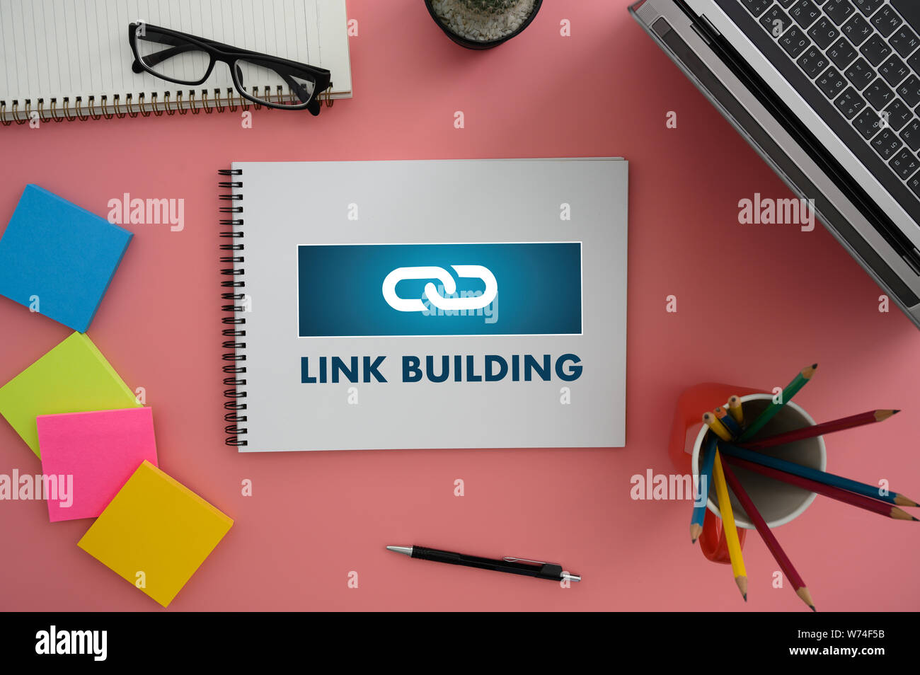LINK BUILDING Link Kommunikation Kontakt Netzwerk anschließen Stockfoto