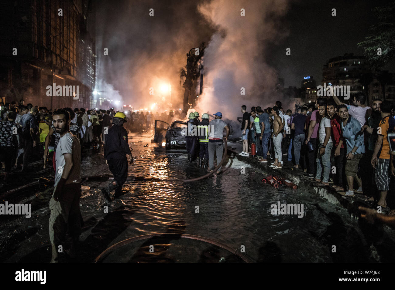 Kairo, Ägypten. 05 Aug, 2019. Die Feuerwehr einen Brand löschen nach einer Explosion vor dem National Cancer Institute. Nach Angaben des Gesundheitsministeriums mindestens 17 Menschen ums Leben gekommen und 26 verletzt worden. Credit: Oliver Weiken/dpa/Alamy leben Nachrichten Stockfoto