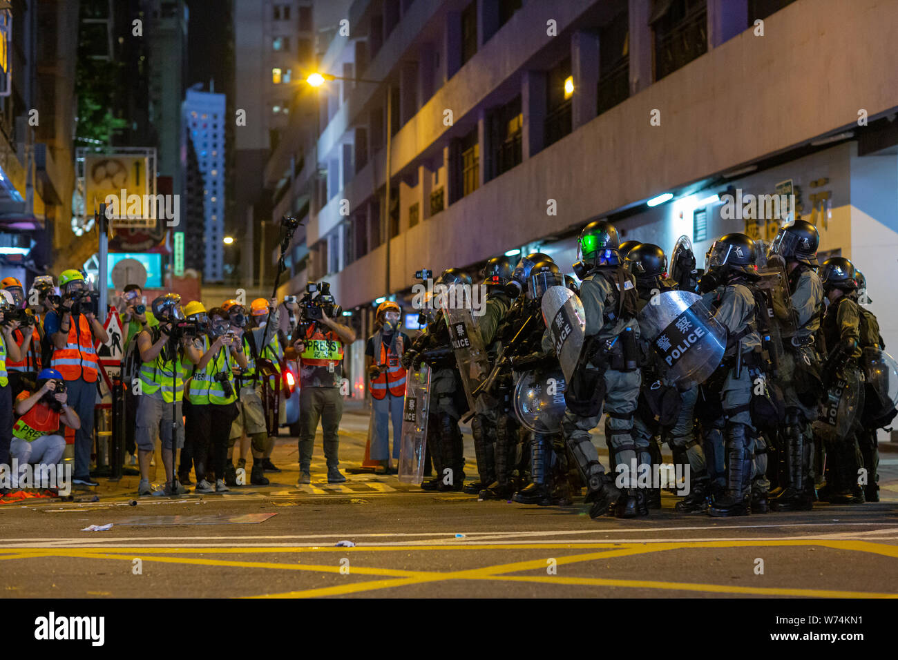 Presse und Polizei in Causeway Bay, eine der wichtigsten kommerziellen Punkte von Hongkong während des Protestes. Pro-demokratischen Demonstranten haben wöchentliche Kundgebungen auf den Straßen von Hong Kong gegen eine umstrittene Auslieferung Rechnung seit 9. Juni fortgesetzt, wie die Stadt in einer Krise nach der Wellen von Demonstrationen und Mehrere gewalttätige Auseinandersetzungen gestürzt. Hong Kong's Chief Executive Carrie Lam entschuldigte sich für die Einführung der Bill und als 'tot', aber die Demonstranten haben große Menschenmengen mit Forderungen nach Lam zum Ruecktritt zu zeichnen und die Rechnung vollständig zurückziehen. Stockfoto