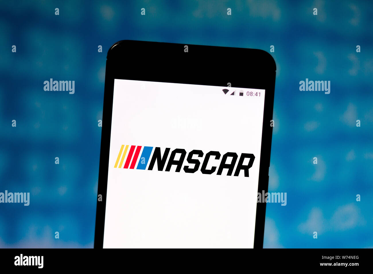 In diesem Foto Abbildung der Nationalen Vereinigung für Stock Car Auto Racing (NASCAR) Logo gesehen wird auf dem Smartphone angezeigt. Stockfoto
