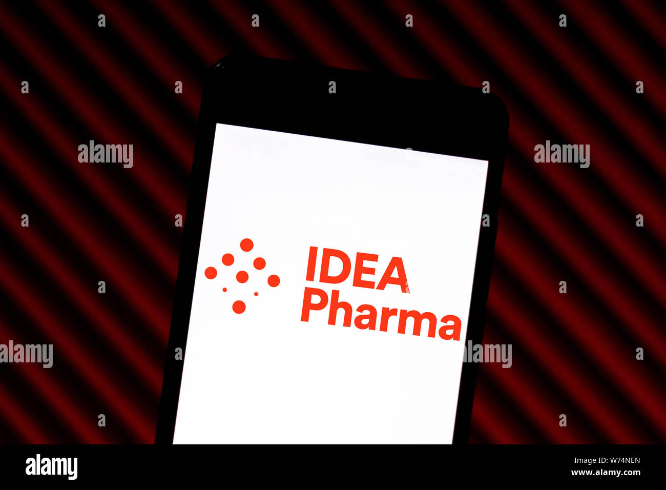 In diesem Foto, Illustration die Idee Pharma Logo wird auf dem Smartphone angezeigt. Stockfoto