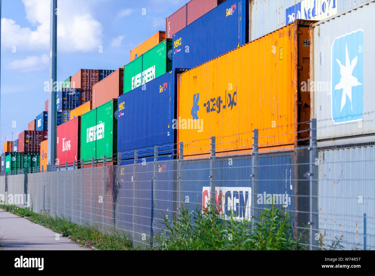 Nürnberg/Deutschland - August 4, 2019: Container steht auf TriCon Container-terminal Nürnberg. Stockfoto