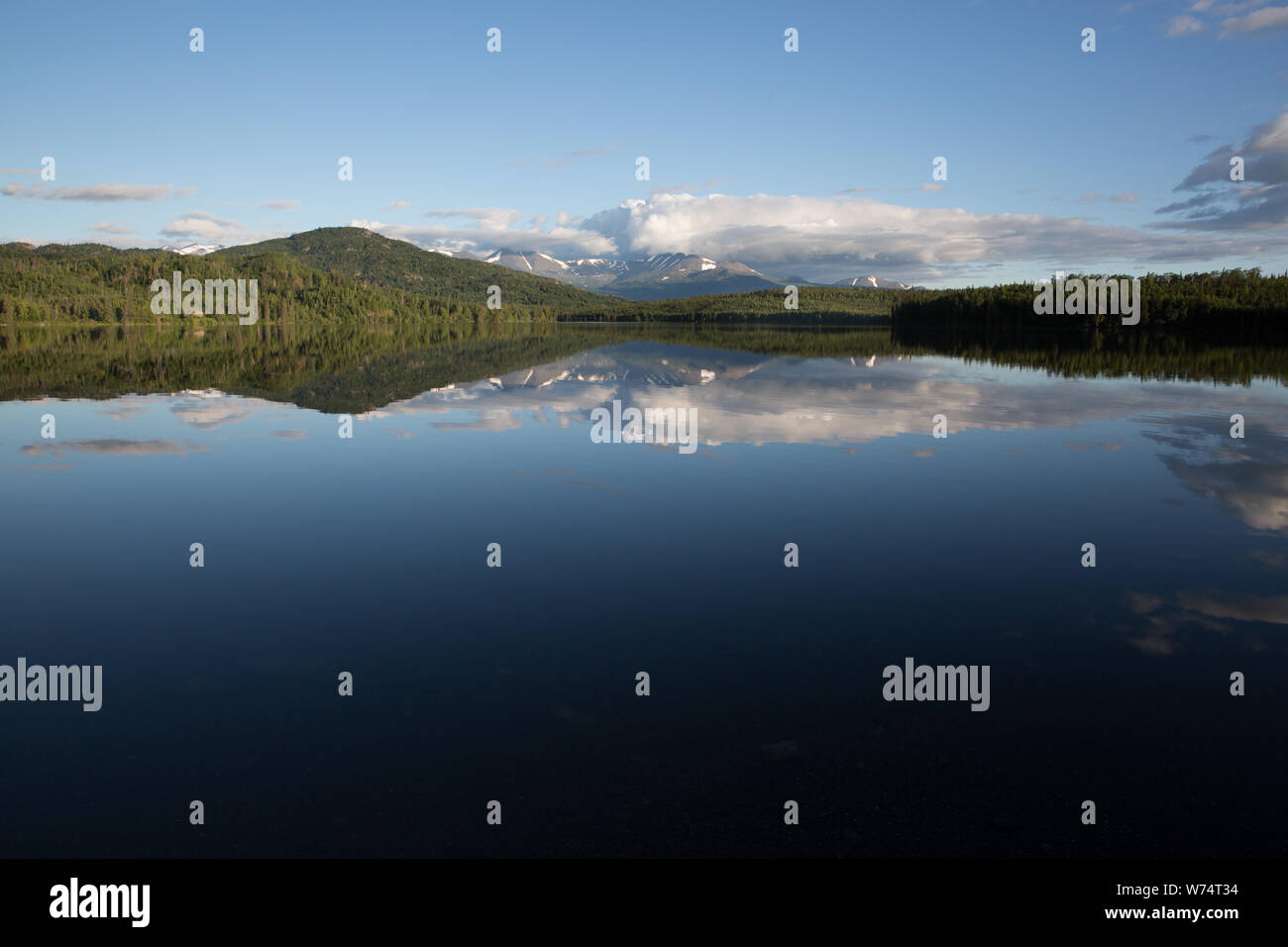 Ruhiges Wasser am Skilak Lake in Alaska Stockfoto