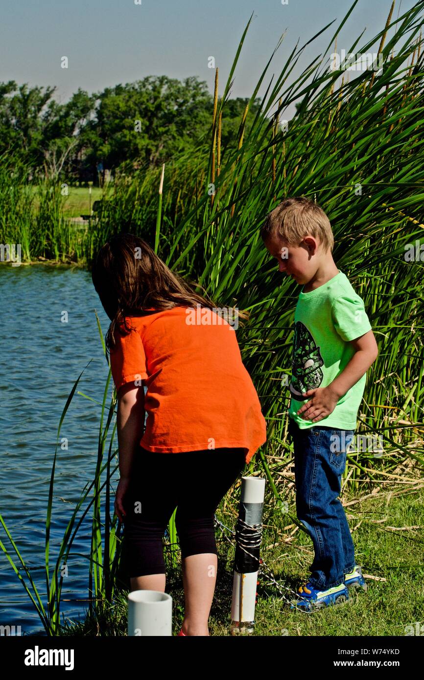 Meine Enkelkinder, Salem, und Thomas einen Kanal Wels in Live Basquet, Lindsey City Park, Canyon, Texas. Stockfoto