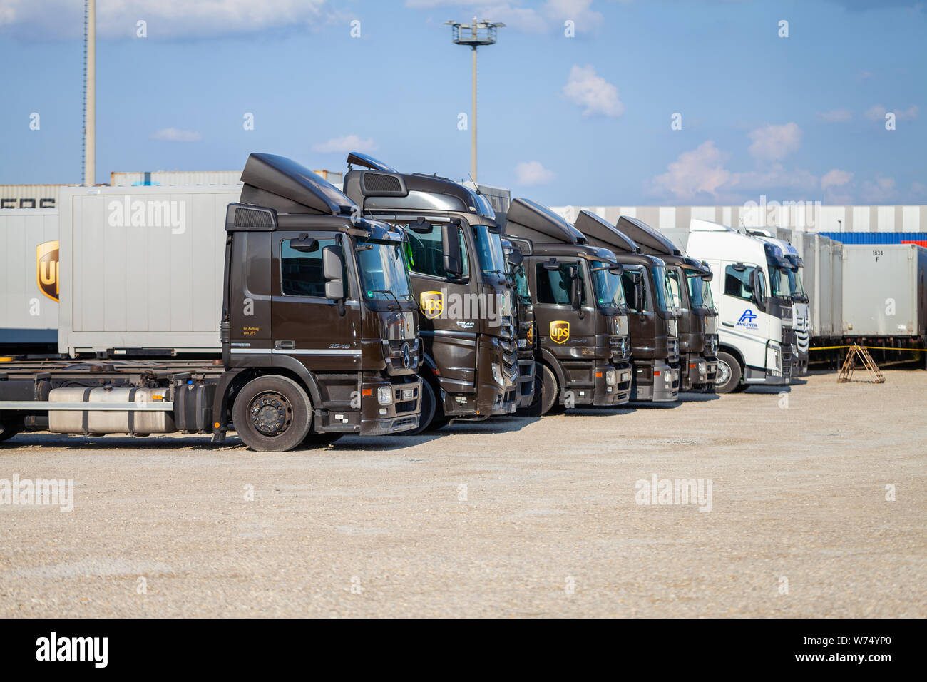 Nürnberg/Deutschland - August 4, 2019: Verschiedene Lkw aus dem amerikanischen multinationalen Paketzustellung, United Parcel Service (UPS), steht in der Nähe von Cont Stockfoto