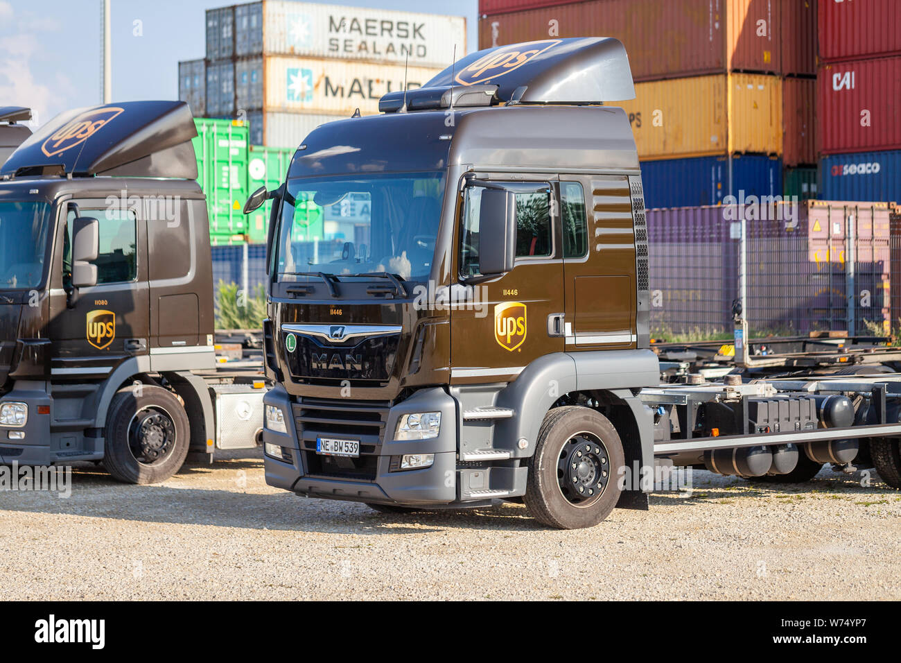 Nürnberg/Deutschland - August 4, 2019: Verschiedene Lkw aus dem amerikanischen multinationalen Paketzustellung, United Parcel Service (UPS), steht in der Nähe von Cont Stockfoto