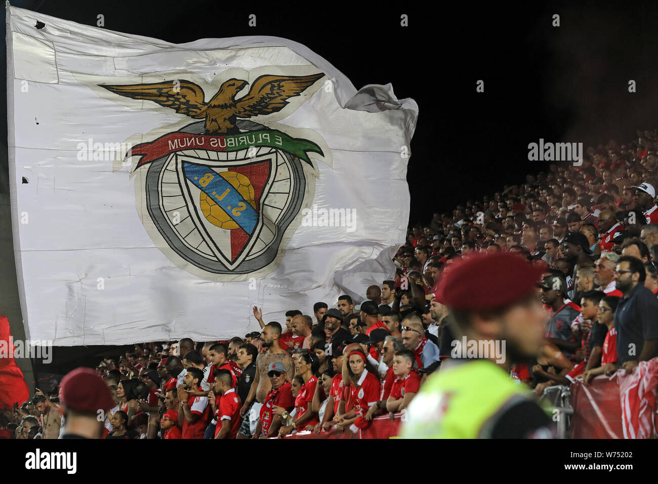 Lissabon, Portugal. 04 Aug, 2019. SL Benfica Unterstützer während der abschließenden Candido de Oliveira SuperCup 2019 Fußballspiel zwischen SL Benfica vs Sporting CP. (Final Score: SL Benfica 5 - 0 Sporting CP) Credit: SOPA Images Limited/Alamy leben Nachrichten Stockfoto