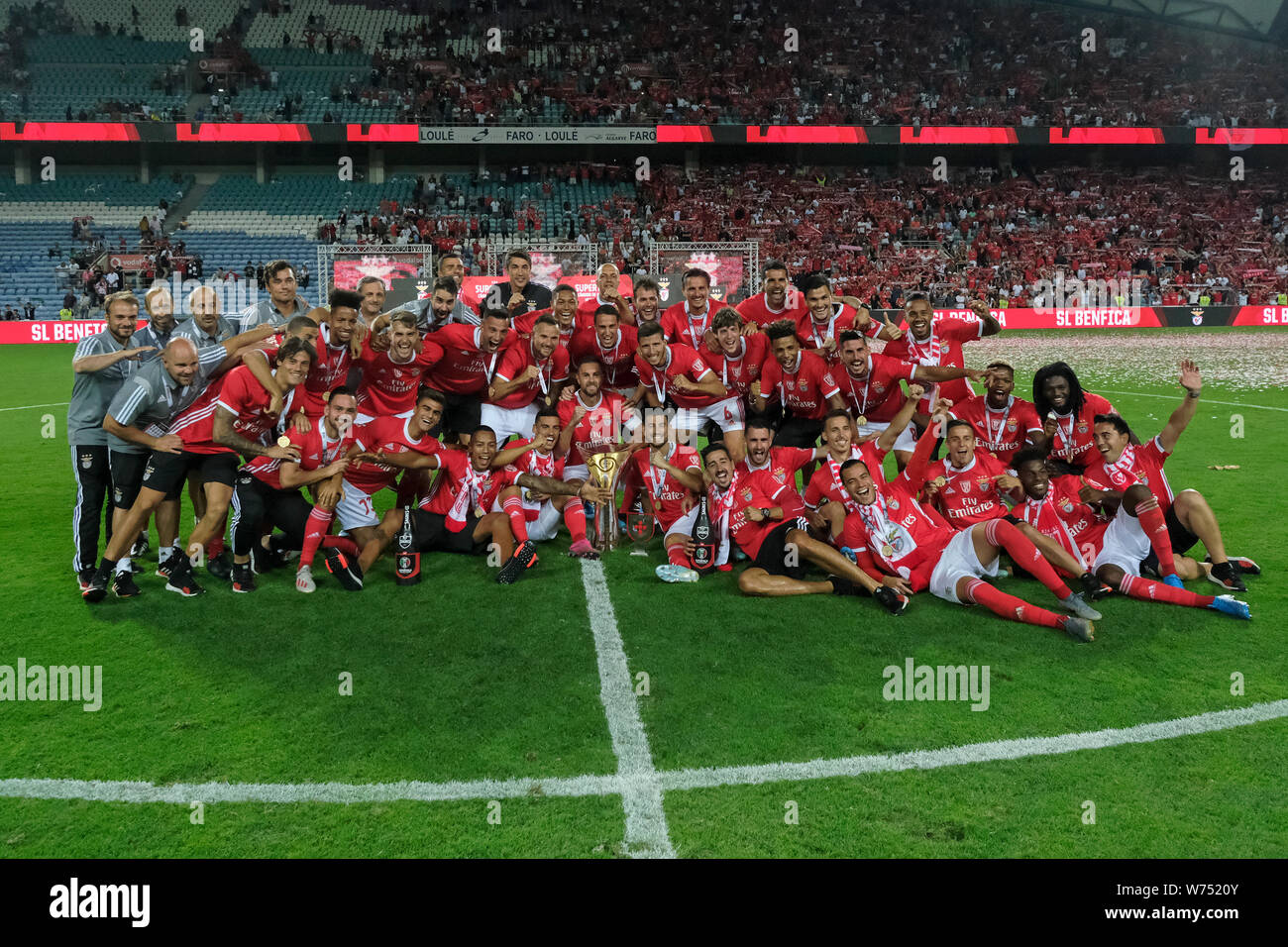 Lissabon, Portugal. 04 Aug, 2019. SL Benfica Team feiern den Sieg mit der Schale bei der abschließenden Candido de Oliveira SuperCup 2019 Fußballspiel zwischen SL Benfica vs Sporting CP. (Final Score: SL Benfica 5 - 0 Sporting CP) Credit: SOPA Images Limited/Alamy leben Nachrichten Stockfoto