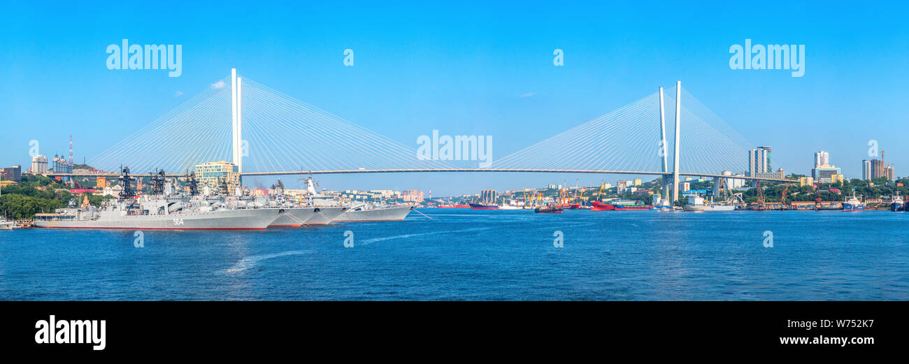 Panoramablick auf Zolotoy Rog Bucht und Zolotoy Brücke von der Östlichen Hauptstadt von Russland Wladiwostok, in Primorski Krai entfernt. Stockfoto