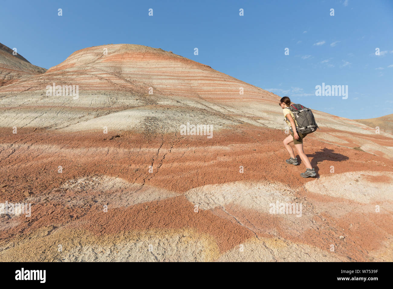 Backpacker Mädchen erkunden die Berge. Backpacker Mädchen touristische Erkundung der Xizi Berge, Aserbaidschan. Stockfoto