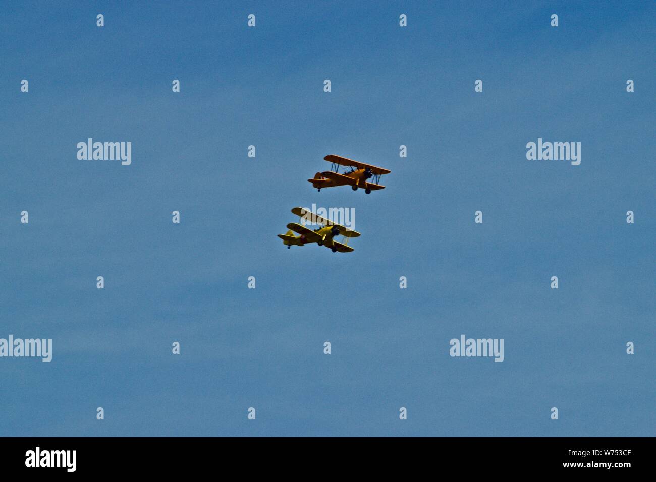 Vintage Bi-Planes in Antenne Spray Flugzeug über Canyon, Texas umgewandelt, 4. Juli, Air Show. Stockfoto