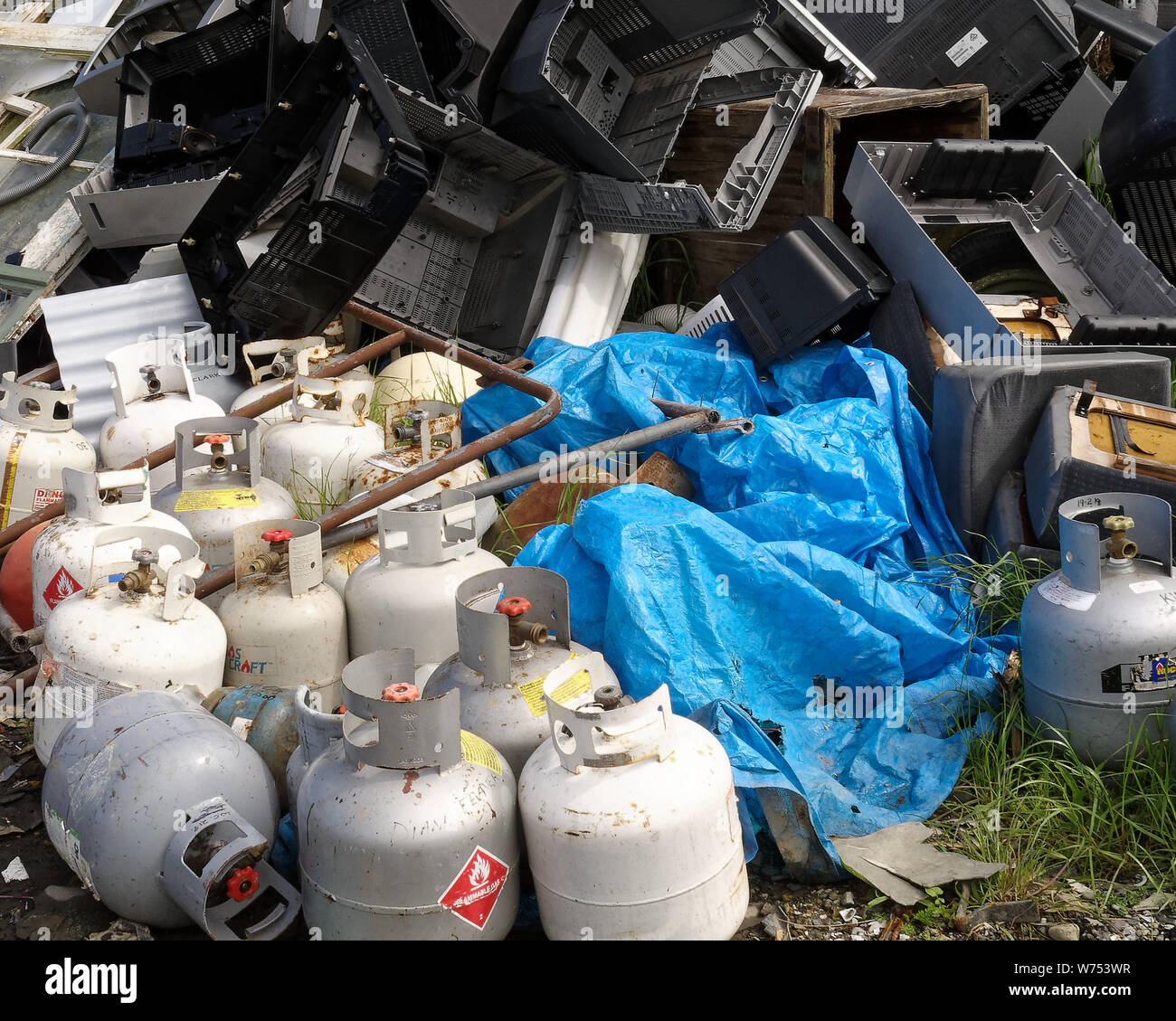 Motueka, Tasman/Neuseeland - August 2, 2019: Gasflaschen oder Flaschen entsorgt ein Recycle Center - ein Unfall, der wartet, um zu geschehen. Stockfoto
