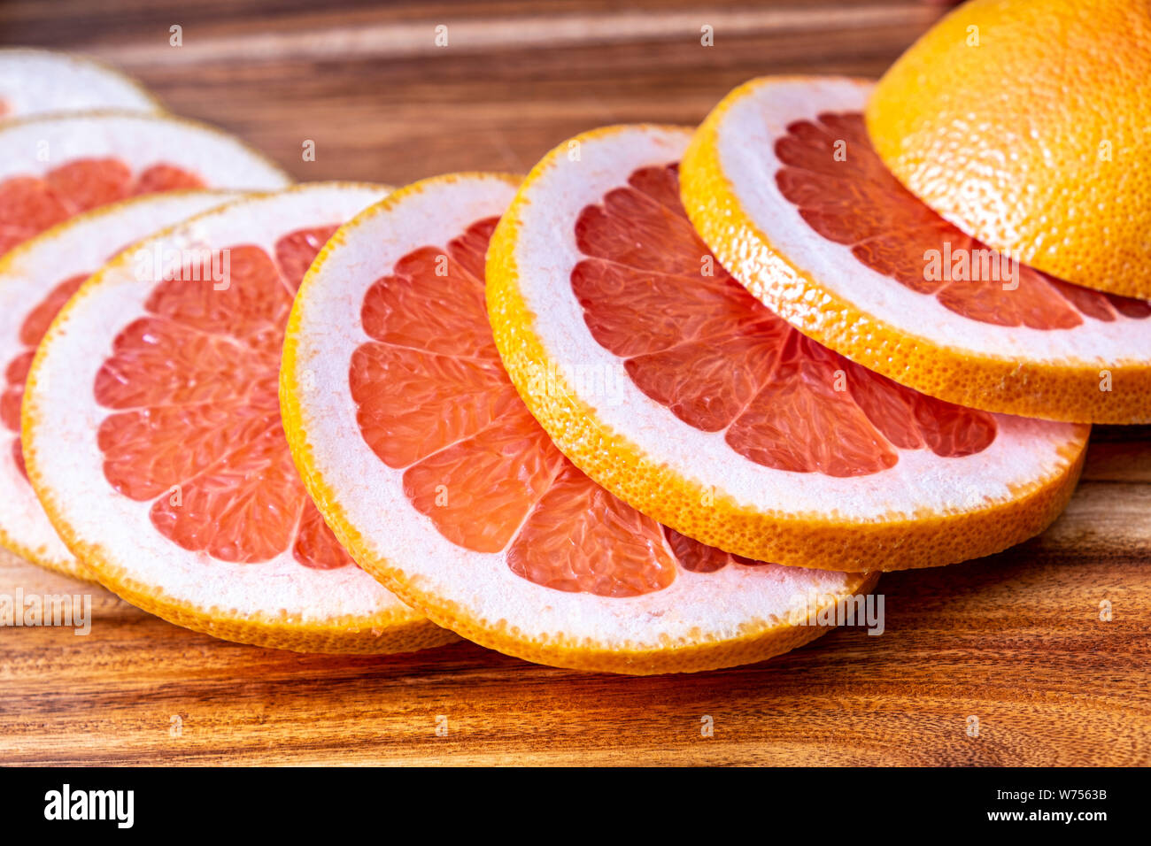 Rote Grapefruit Schichten auf Holz Schneidebrett Stockfoto