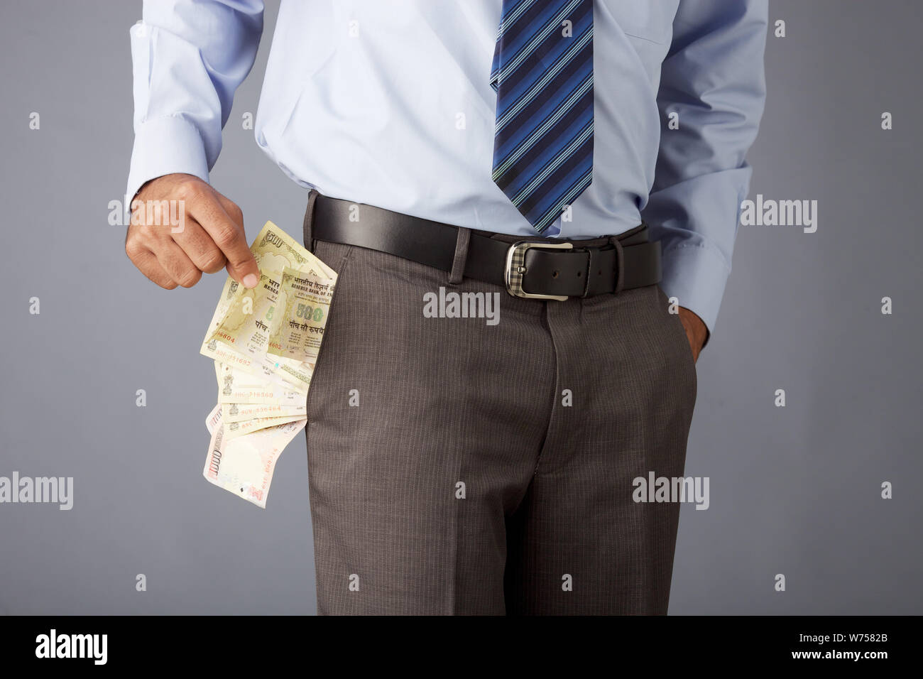 Indischer Geschäftsmann mit Banknoten in der Tasche Stockfoto