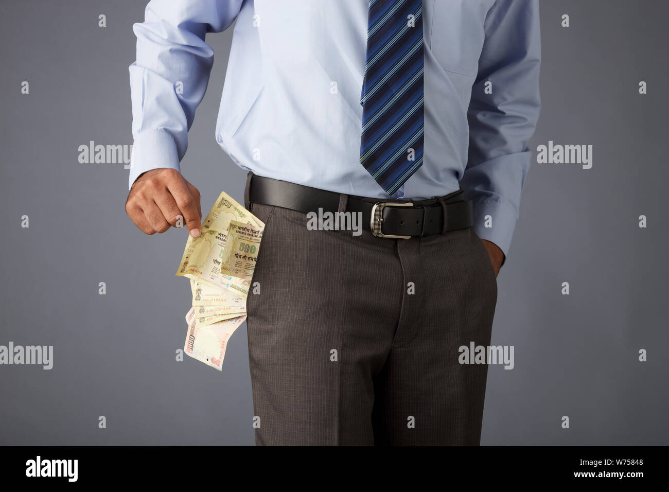 Geschäftsmann mit Geldscheinen in der Tasche Stockfoto