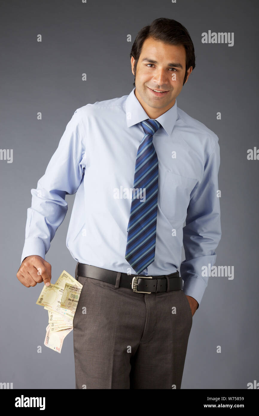 Geschäftsmann mit Geldscheinen in der Tasche Stockfoto