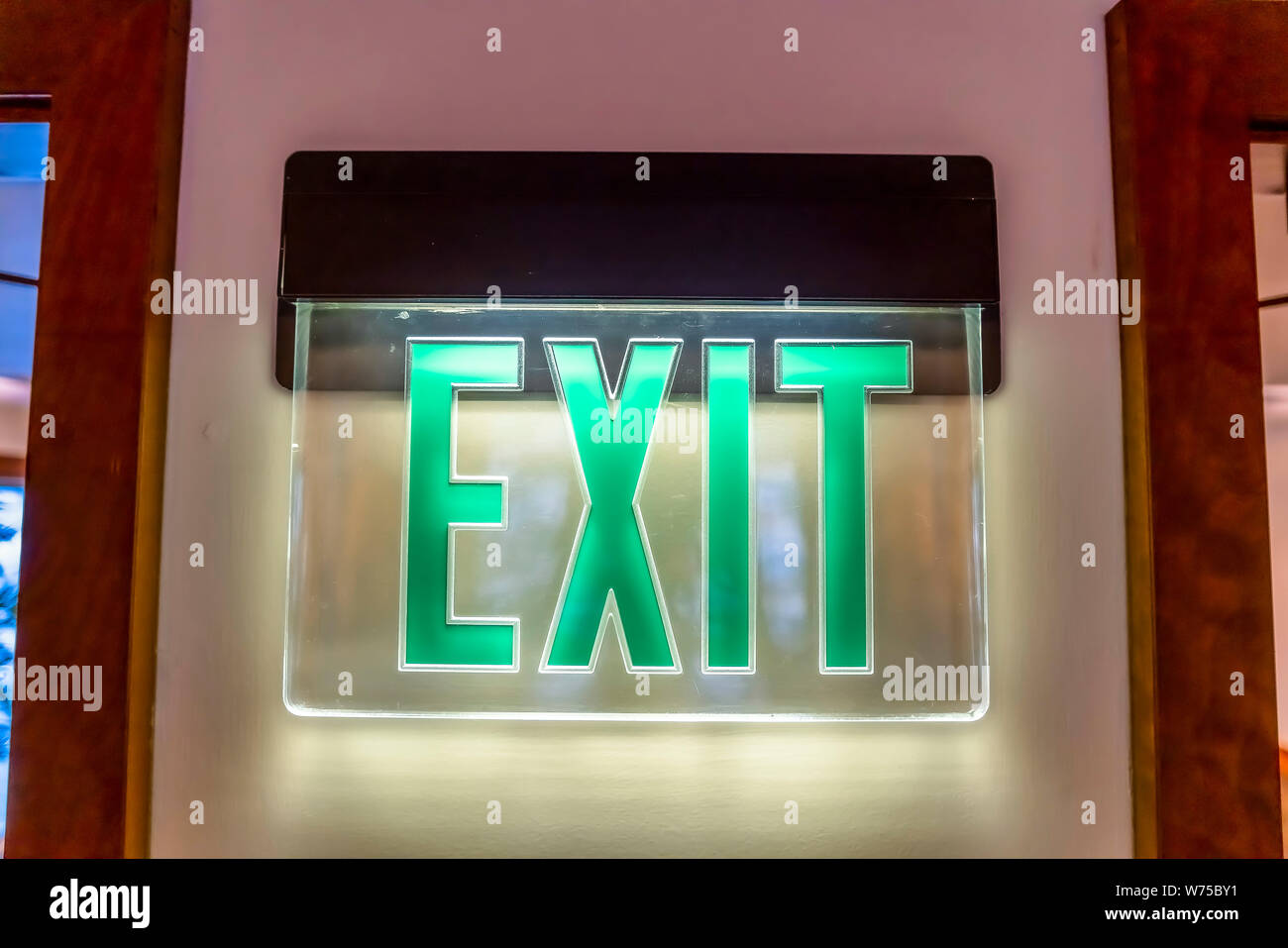 Innenraum mit einem Neon Grün Ausfahrt auf der weißen Wand pounted Stockfoto