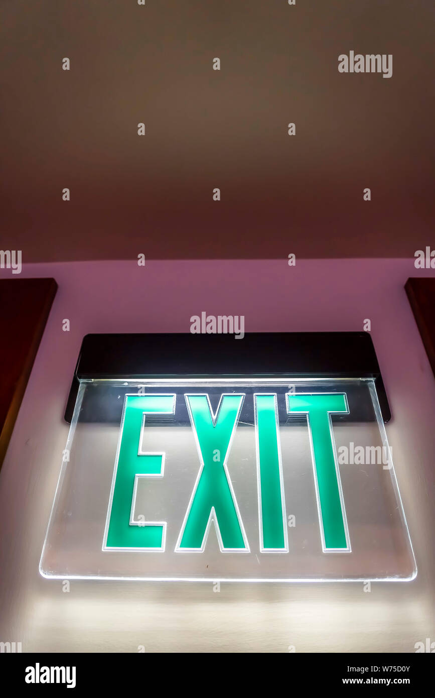 Nahaufnahme eines Neon Grün Ausfahrt innerhalb eines Gebäudes Stockfoto