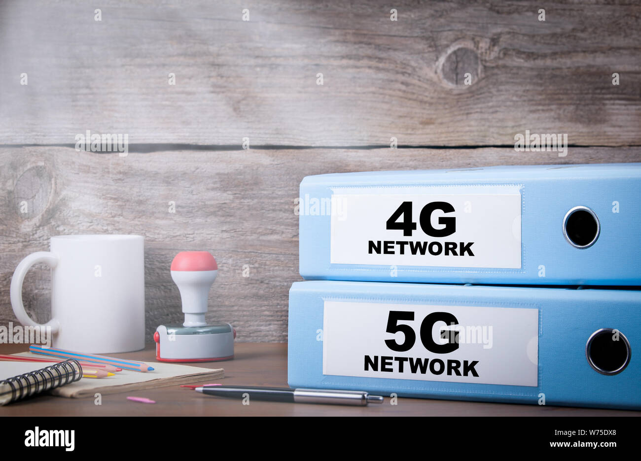 5G und 4G-Netzwerk. Zwei Ordner auf dem Schreibtisch im Büro Stockfoto