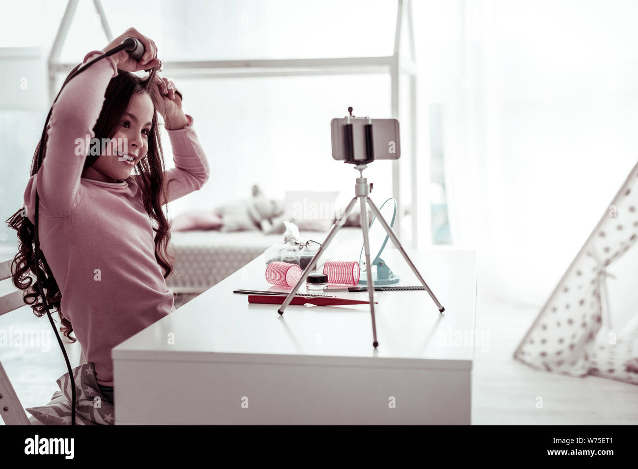 Frohes glückliches Mädchen tun, eine schöne Frisur Stockfoto