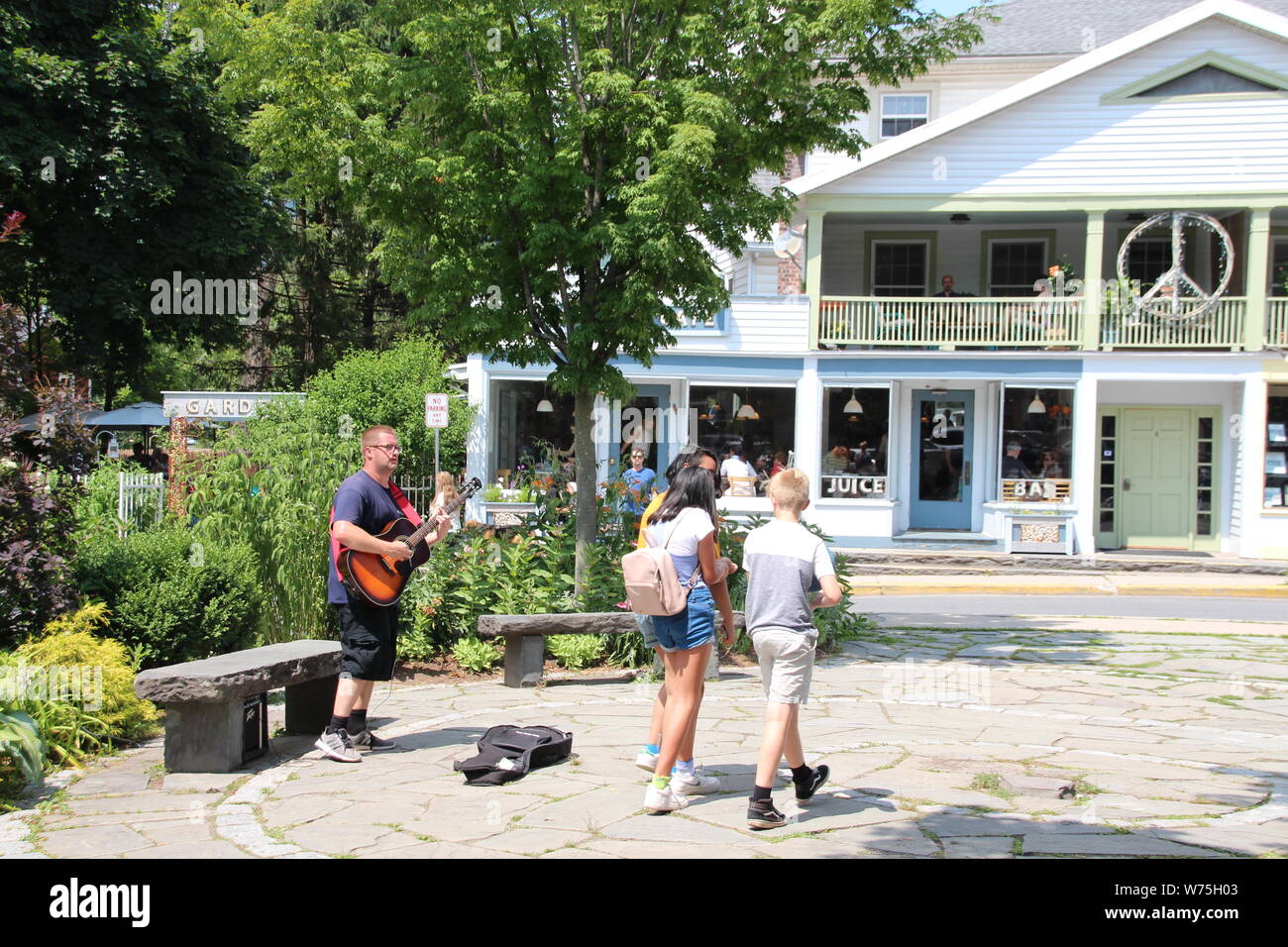 Woodstock, USA. 05. Juli, 2019. Ein strassenmusiker spielt auf Tinker Straße. Woodstock, etwa zwei Stunden nördlich von New York mit dem Auto entfernt, sieht aus wie eine kommerzialisierte Memorial Schrein zum Festival des gleichen Namens, die vor genau 50 Jahren am 15. August begann. (Dpa' ein Wochenende für Geschichte Bücher: 50 Jahre Woodstock Festival') Credit: Christina Horsten/dpa/Alamy leben Nachrichten Stockfoto