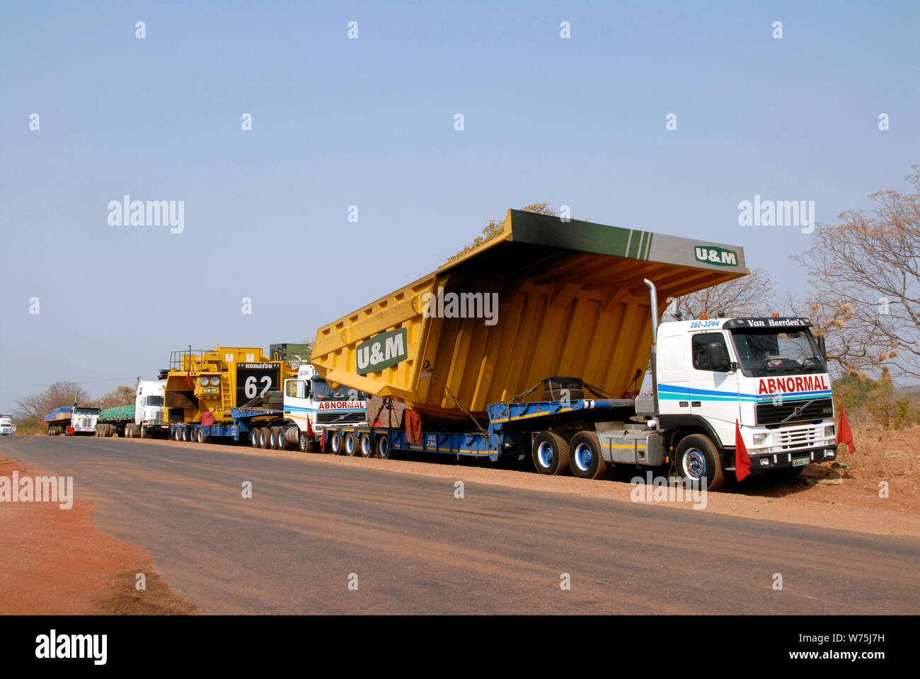 Eine Südafrikanische Lkw-konvoi kreuze Sambia für Kongo gebunden, die schwere Bergbaugeräte Stockfoto