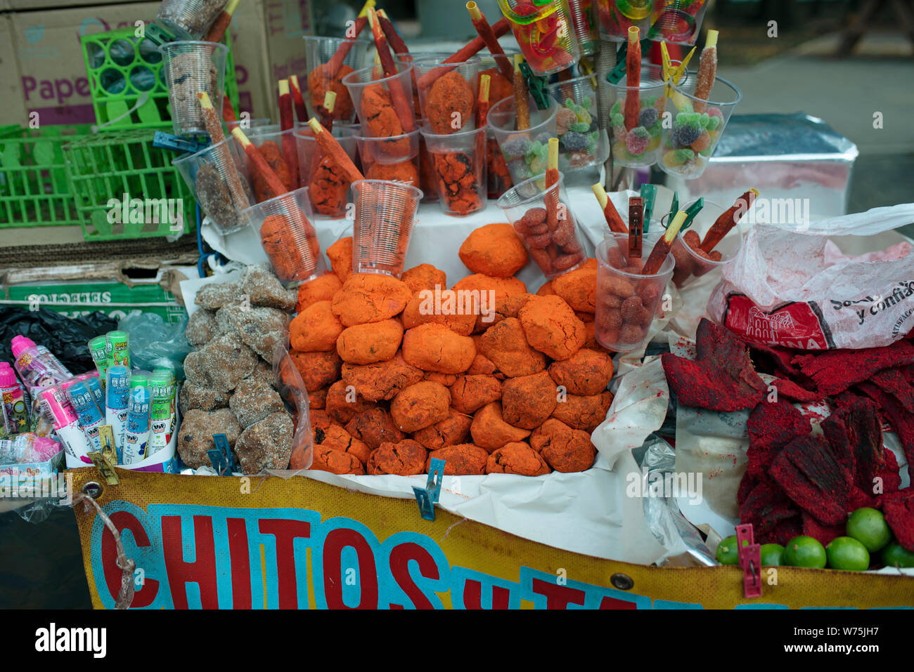 Süß & Würzig mexikanische Spezialitäten zum Verkauf aus tamarinde Frucht. Avenida Paseo de la Reforma, Mexico City, CDMX, Mexiko. Jun 2019 Stockfoto