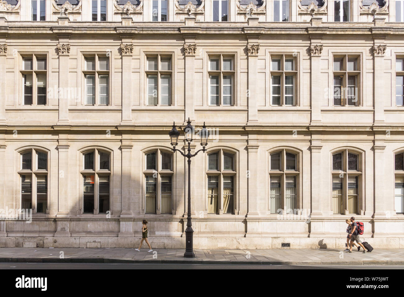 Paris - Menschen zu Fuß auf der Rue Saint Martin im 3. arrondissement von Paris, Frankreich, Europa. Stockfoto