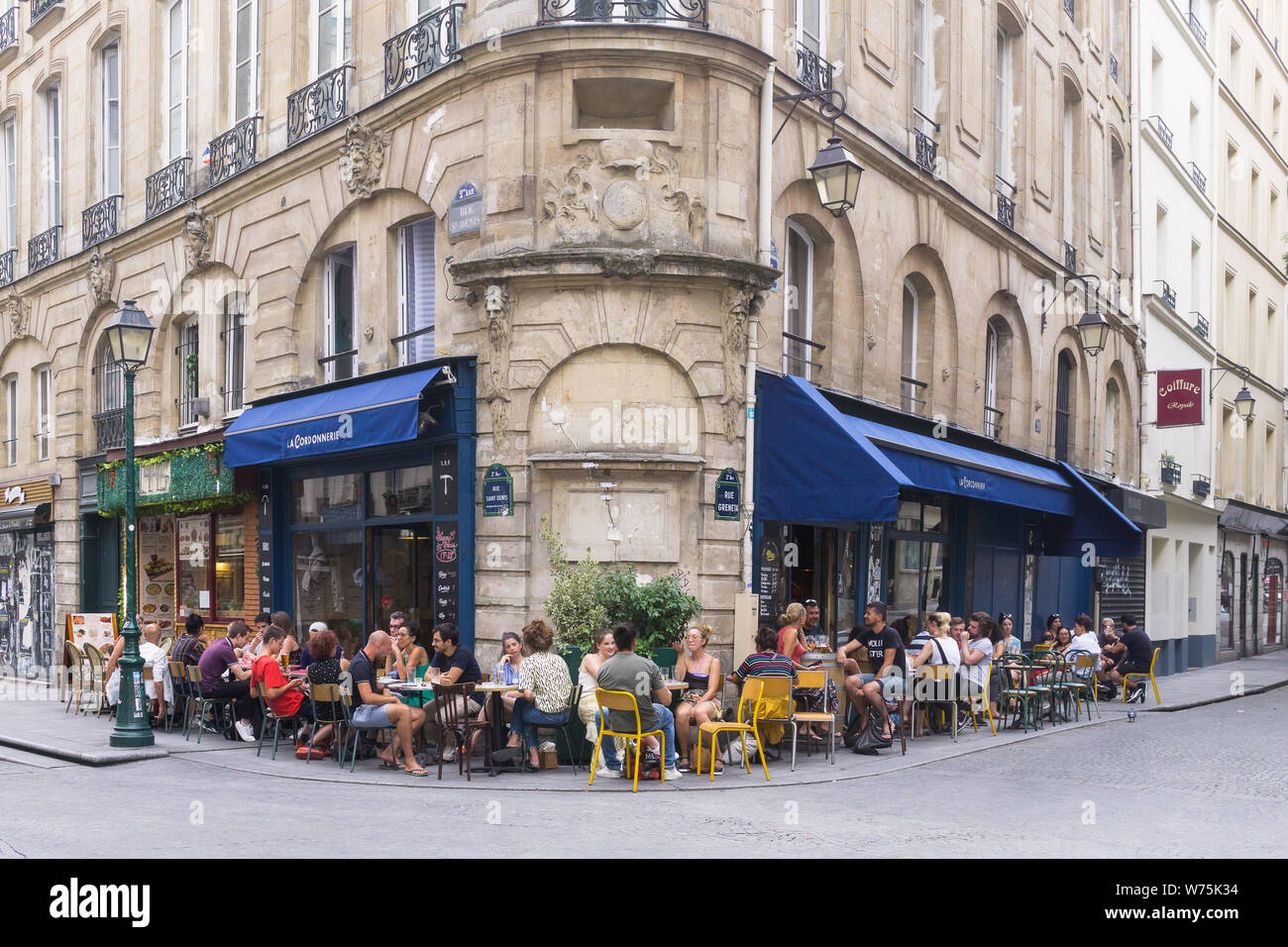 Paris Café in der 2. Arrondissement - Cafe La Cordonerie auf der Ecke der Rue Greneta und der Rue Saint-Denis am späten Nachmittag, Paris, Frankreich, Europa. Stockfoto