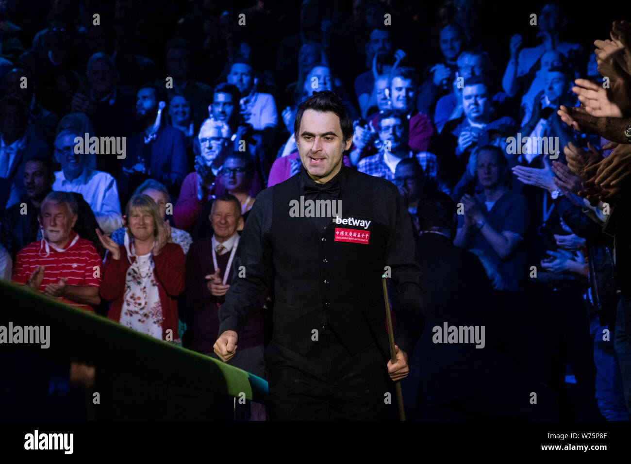 Ronnie O'Sullivan von England wird dargestellt, nach einem Sieg gegen Shaun Murphy von England in ihrem letzten Spiel während der 2017 Betway UK Championship Snooker t Stockfoto