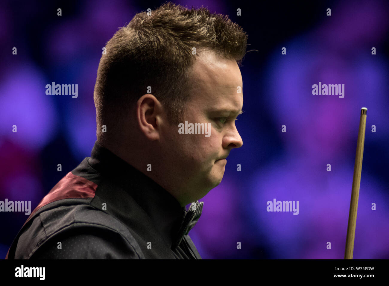 Shaun Murphy von England hält einen Schuß zu Ronnie O'Sullivan von England in ihrem letzten Spiel während der 2017 Betway UK Championship Snooker tournamen Stockfoto