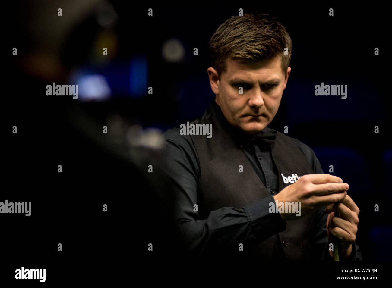 Ryan Tag der Wales Kreiden seine Cue als hält er einen Schuß zu Li Hang von China in ihre vierte Runde während der 2017 Betway UK Championship Snooker Stockfoto