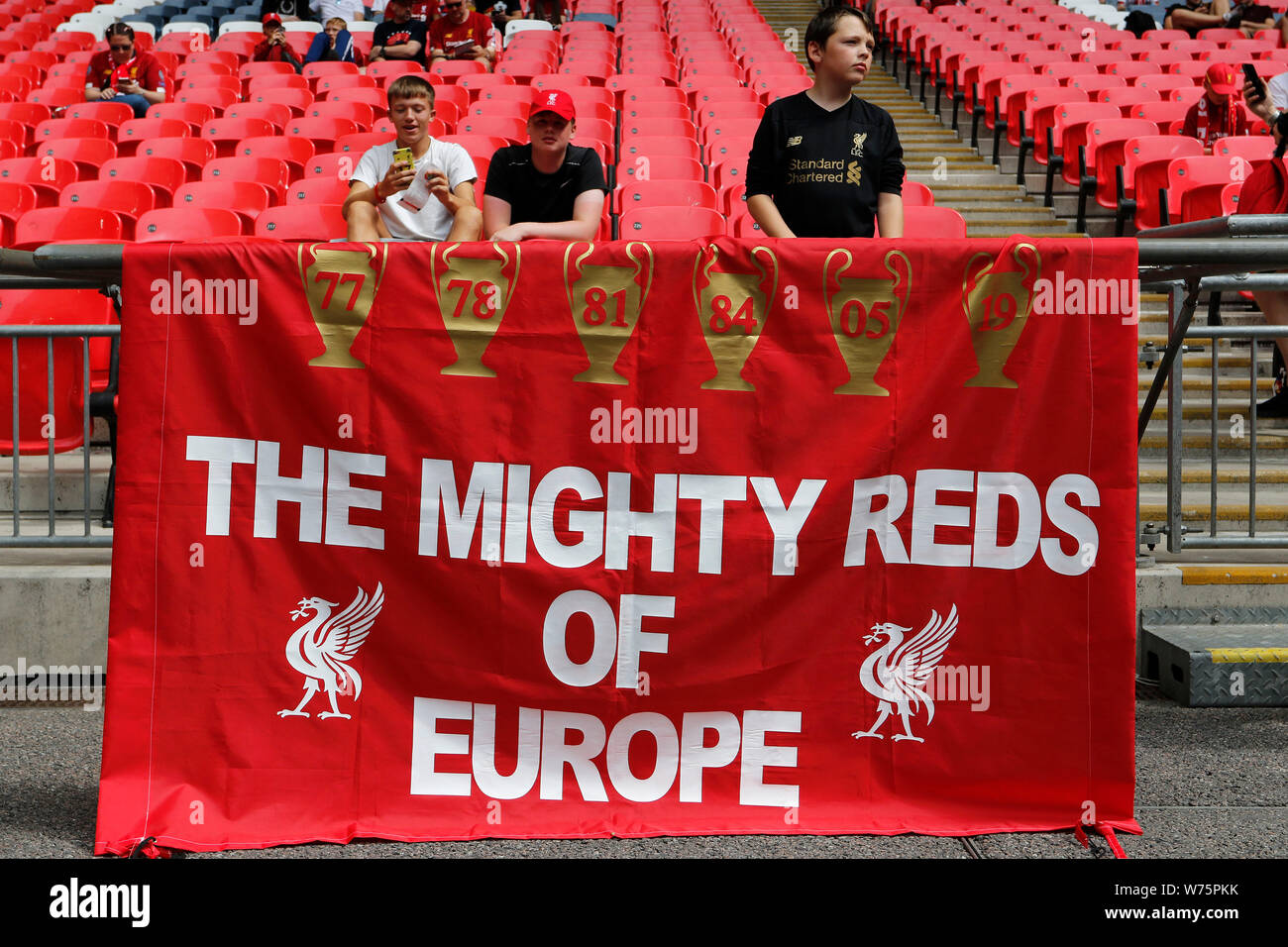 London, Großbritannien. 04 Aug, 2019. Liverpool flag schmücken das Stadion während der 2019 FA Community Shield Match zwischen Liverpool und Manchester City im Wembley Stadion, London, England am 4. August 2019. Foto von Carlton Myrie. Nur die redaktionelle Nutzung, eine Lizenz für die gewerbliche Nutzung erforderlich. Keine Verwendung in Wetten, Spiele oder einer einzelnen Verein/Liga/player Publikationen. Credit: UK Sport Pics Ltd/Alamy leben Nachrichten Stockfoto