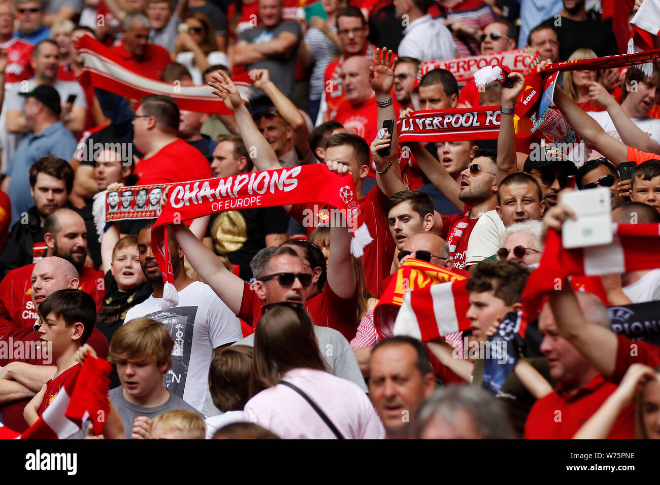 London, Großbritannien. 04 Aug, 2019. Liverpool Fans während der 2019 FA Community Shield Match zwischen Liverpool und Manchester City im Wembley Stadion, London, England am 4. August 2019. Foto von Carlton Myrie. Nur die redaktionelle Nutzung, eine Lizenz für die gewerbliche Nutzung erforderlich. Keine Verwendung in Wetten, Spiele oder einer einzelnen Verein/Liga/player Publikationen. Credit: UK Sport Pics Ltd/Alamy leben Nachrichten Stockfoto