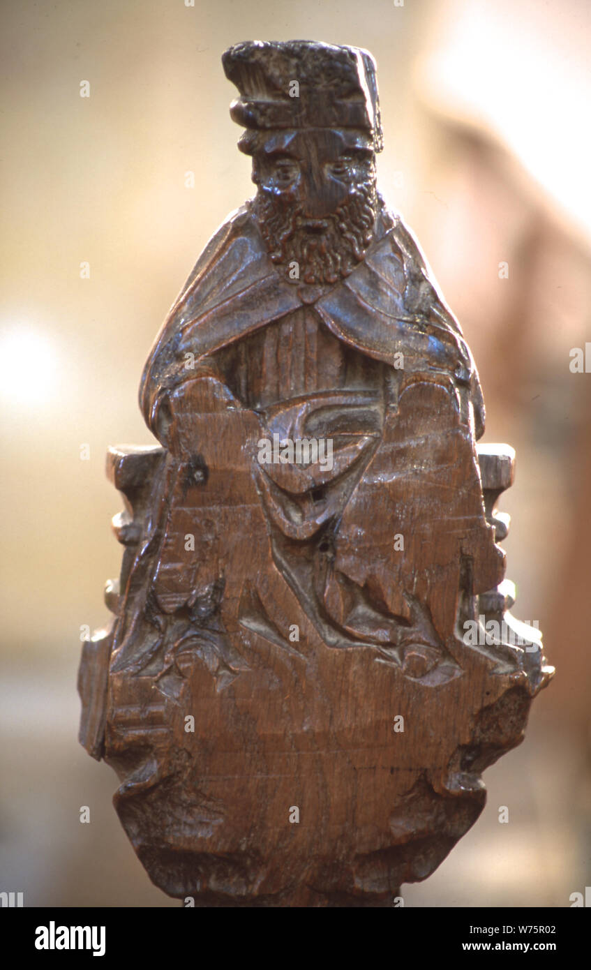 Geschnitzte Pew Ende, Kirche der Heiligen Dreifaltigkeit Blythburgh Suffolk, Großbritannien. Stockfoto