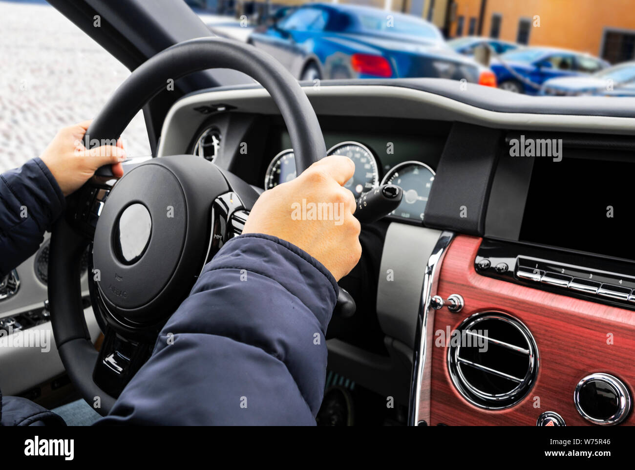 Männliche Hände halten Auto Lenkrad. Die Hände am Lenkrad eines Autos fahren. Junger Mann, der ein Auto fährt innen Kabine. Multimedia System. Mann Travelin Stockfoto