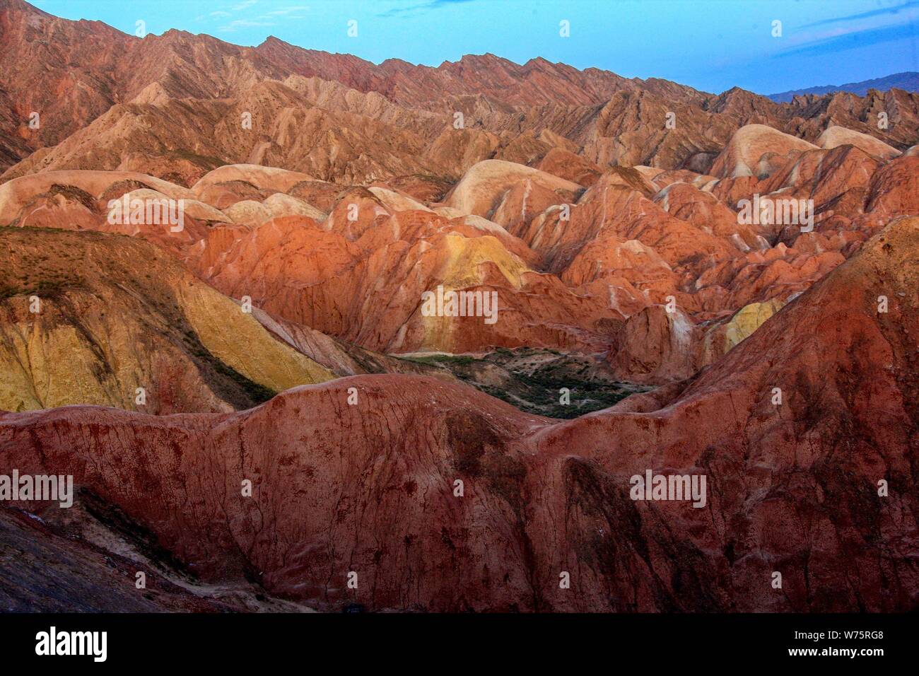 Blick auf bunte Felsformationen am Zhangye Danxia Relief geologischen Park in der Provinz Gansu, China, 26. September 2017. Die Rainbow Bergen Stockfoto
