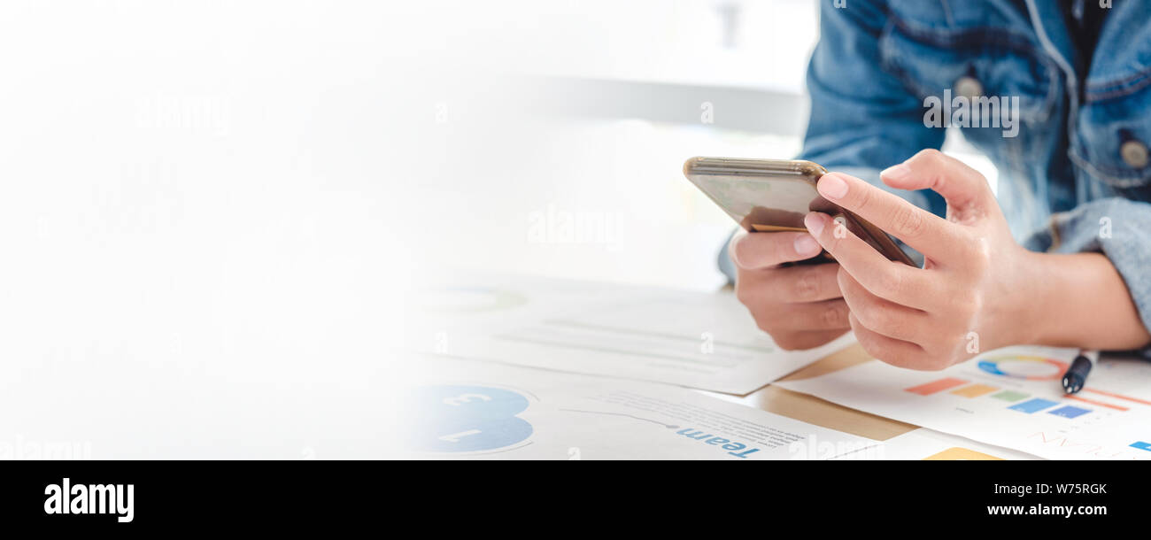 Nahaufnahme, Creative Director designer Mobil Telefon am Tisch mit Datenblatt im Büro bei der Planung arbeiten. banner Platz für die Anzeige von Design oder Text Stockfoto