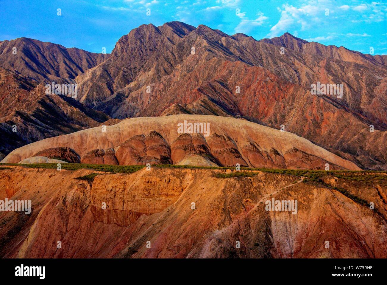 Blick auf bunte Felsformationen am Zhangye Danxia Relief geologischen Park in der Provinz Gansu, China, 26. September 2017. Die Rainbow Bergen Stockfoto