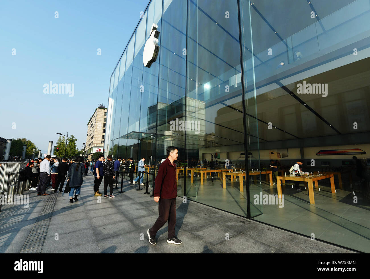 ------ Kunden warten in der Linie zu neuen iPhone X kaufen Smartphone in einem Apple Store in Hangzhou City, East China Zhejiang provinz, 3. November 2017. U Stockfoto