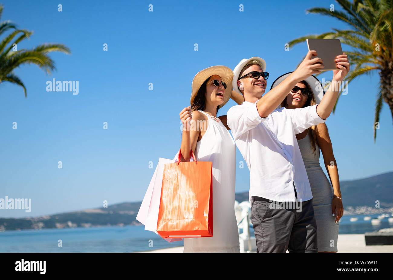 Gruppe junger Freunde, die nach dem Einkaufen selfie Stockfoto