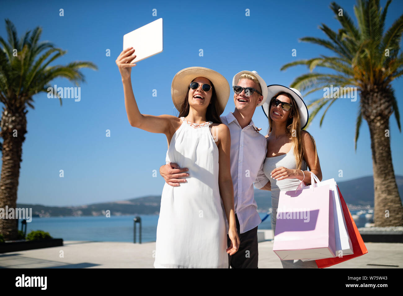 Gruppe junger Freunde, die nach dem Einkaufen selfie Stockfoto
