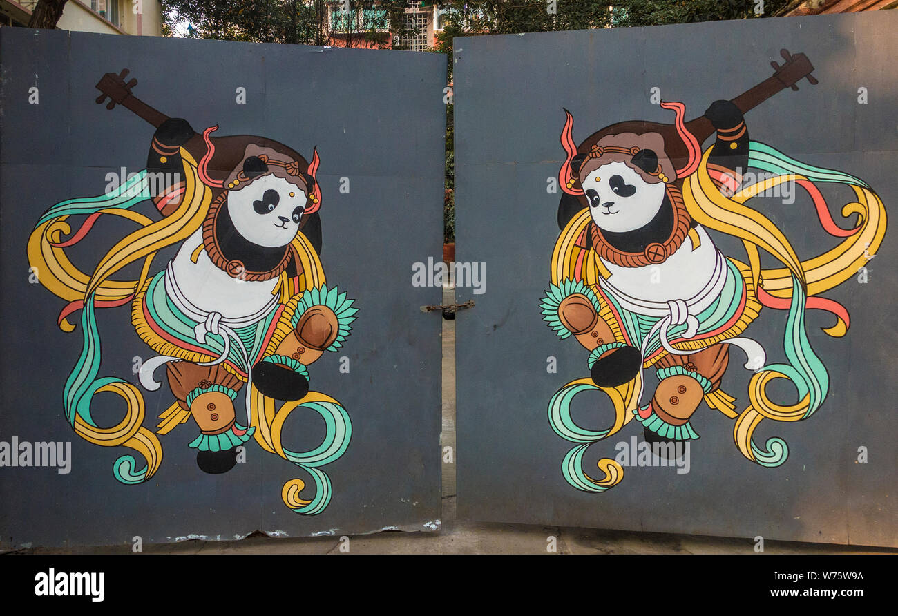Giant Pandas sind in den Formen der Menshen oder Tür Götter auf den Türen auf einer Straße im Stadtteil Chenghua gemalt, Chengdu City, im Südwesten Chinas Sichuan Stockfoto