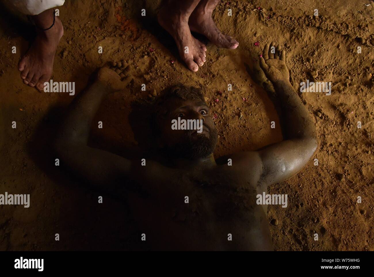 Prayagraj, Indien. 5. Aug 2019. Eine indische traditionelle Wrestler Rest nach einem Zeitraum von Ringen bei Nag Panchami Festival in Prayagraj (Singapore) am 05. August 2019. Credit: Prabhat Kumar Verma/ZUMA Draht/Alamy leben Nachrichten Stockfoto