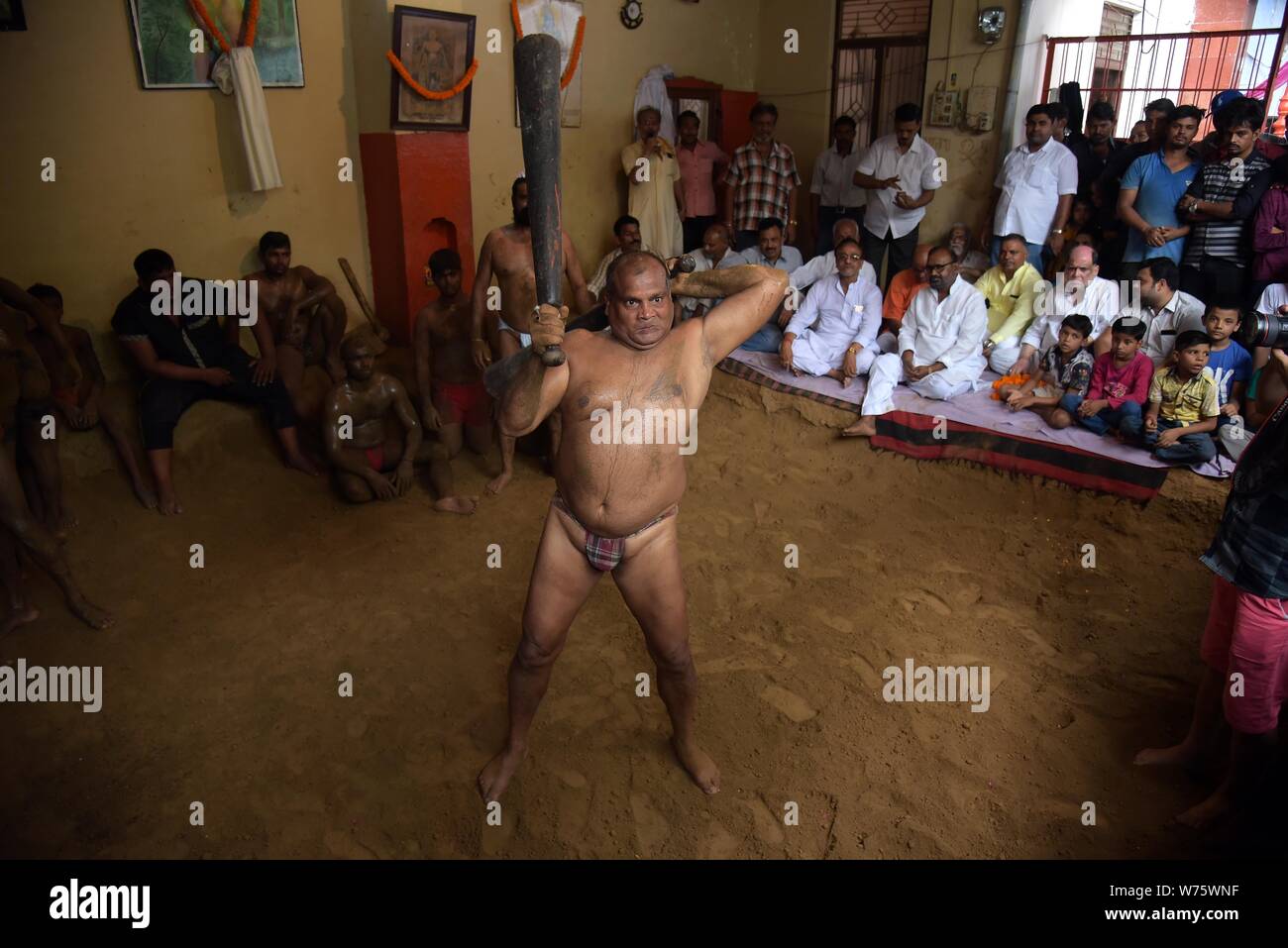 Prayagraj, Indien. 5. Aug 2019. Eine indische traditionelle Wrestler für einen Anfall von Ringen bei Nag Panchami Festival in Prayagraj (Singapore) am 05. August 2019 vorbereiten. Credit: Prabhat Kumar Verma/ZUMA Draht/Alamy leben Nachrichten Stockfoto