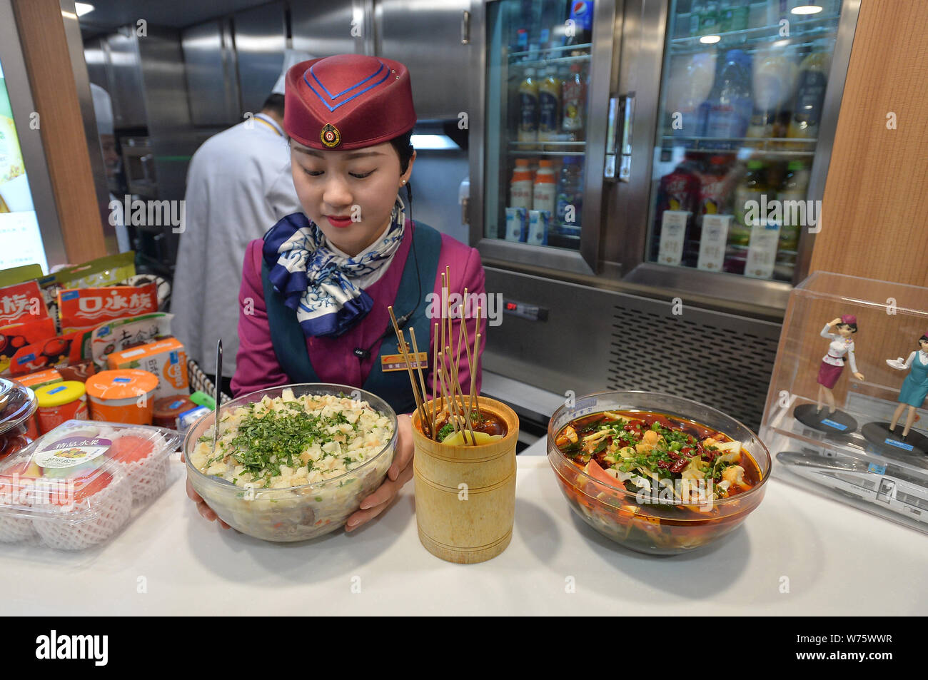 Köstlichkeiten von Xi'an, das Fladenbrot mit Hammel- Suppe, Fleisch Burger und Chengdu bobo Huhn und Maocai in einem CRH (China Railway High speed) Bull angeboten werden Stockfoto