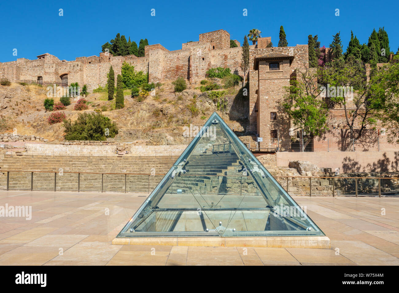 Blick auf die alte römische Amphitheater Ruinen mit Festung Alcazaba im Hintergrund. Malaga, Andalusien, Spanien Stockfoto