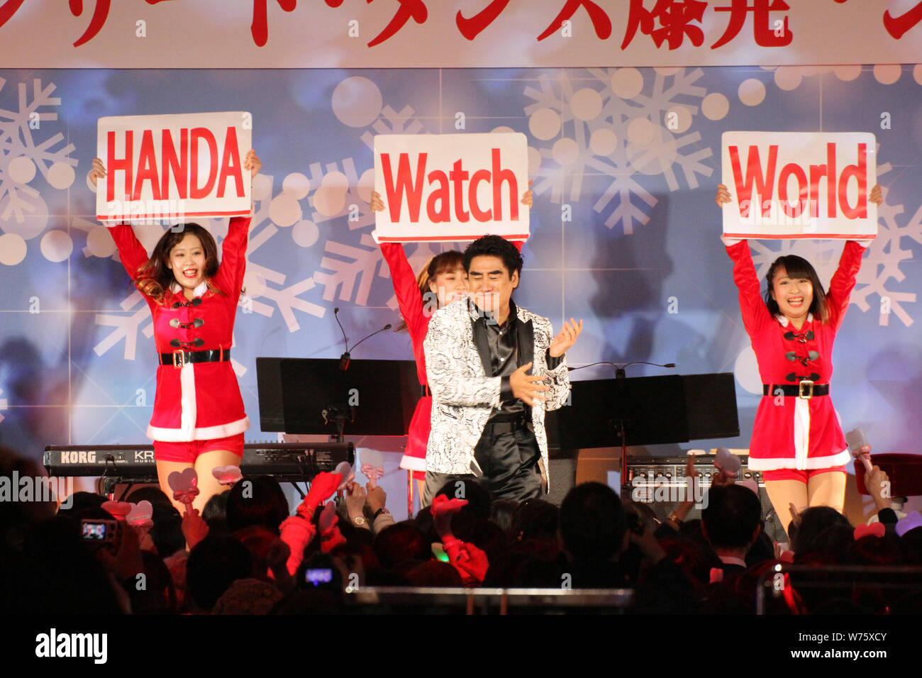 Japanische religiöser Führer und Geschäftsmann Haruhisa Handa, auch bekannt durch seine künstlerische name Toshu Fukami, der während einer Pressekonferenz für seine Abgasreiniger Stockfoto