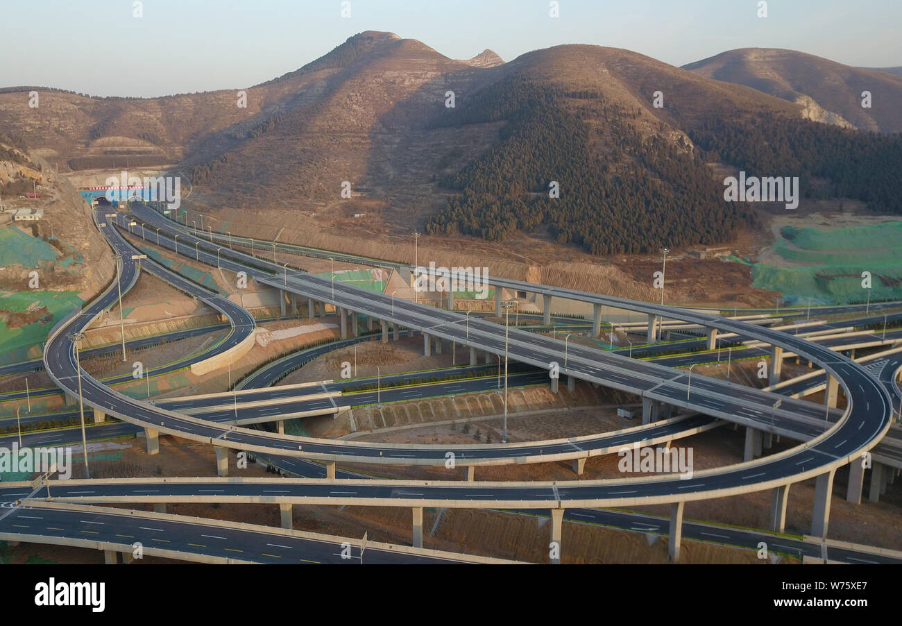 Luftaufnahme des Bandaojing Überführung, das größte städtische Überführung, die Verknüpfung der Autobahn Tunnel mit 2 Bohrung und acht Fahrstreifen in Ji'nan City, East C Stockfoto