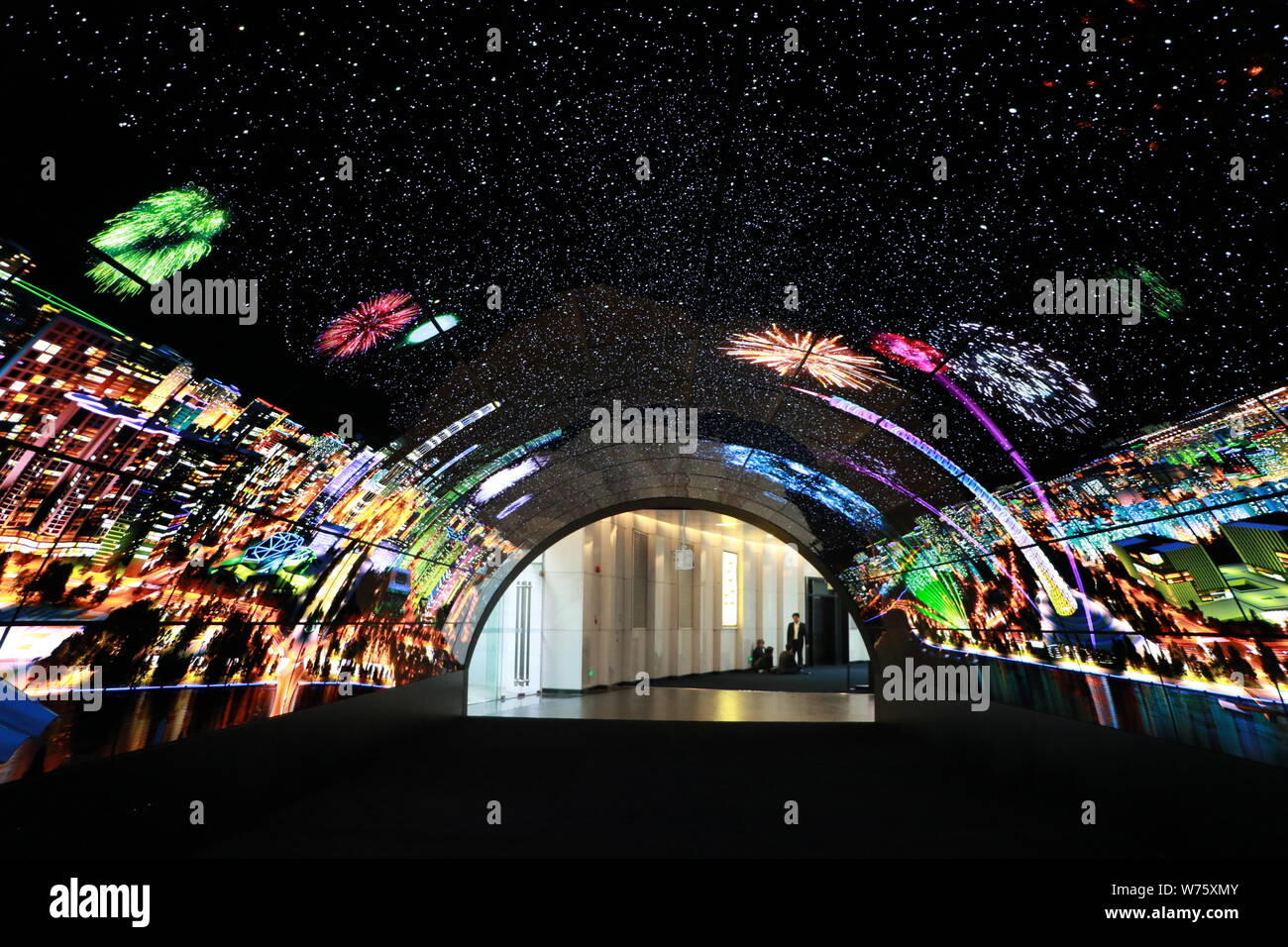 Ansicht des weltweit größten OLED-Tunnel in Canton Tower in Guangzhou City, die südchinesische Provinz Guangdong, 30. November 2017. Die weltweit größte O Stockfoto